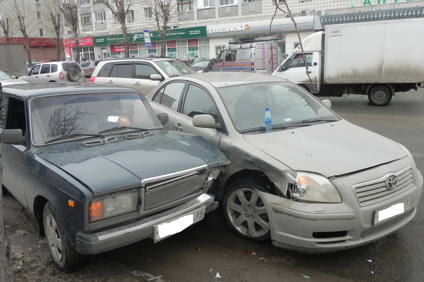 В центре Сыктывкара Тойота врезалась в семерку