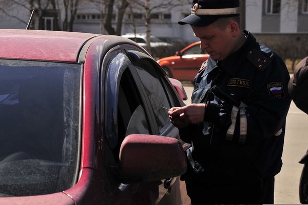 Инспекторы ГИБДД проверили тонировку на авто сыктывкарцев