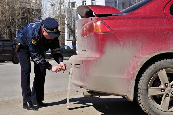 Инспекторы ГИБДД проверили тонировку на авто сыктывкарцев Инспекторы ГИБДД проверили тонировку на авто сыктывкарцев