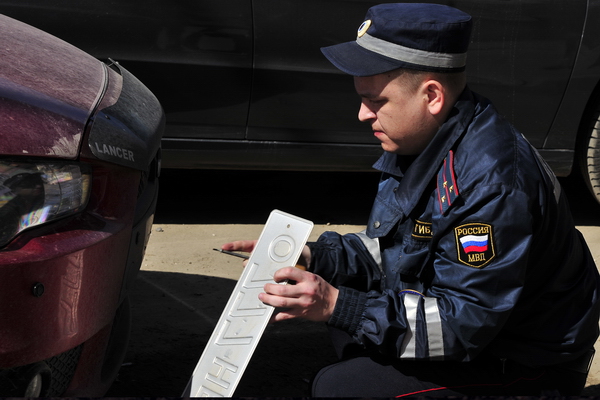 Инспекторы ГИБДД проверили тонировку на авто сыктывкарцев Инспекторы ГИБДД проверили тонировку на авто сыктывкарцев