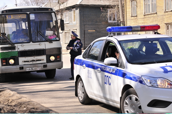 Инспекторы ГИБДД проверили тонировку на авто сыктывкарцев Инспекторы ГИБДД проверили тонировку на авто сыктывкарцев