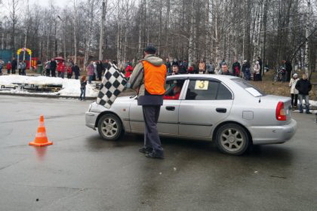 Автомобилисты Сыктывкара показали мастерство вождения в Кировском парке Автомобилисты Сыктывкара показали мастерство вождения в Кировском парке