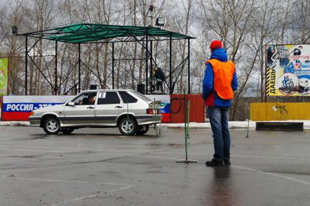 Автомобилисты Сыктывкара показали мастерство вождения в Кировском парке Автомобилисты Сыктывкара показали мастерство вождения в Кировском парке