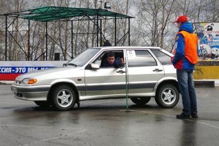 Автомобилисты Сыктывкара показали мастерство вождения в Кировском парке Автомобилисты Сыктывкара показали мастерство вождения в Кировском парке