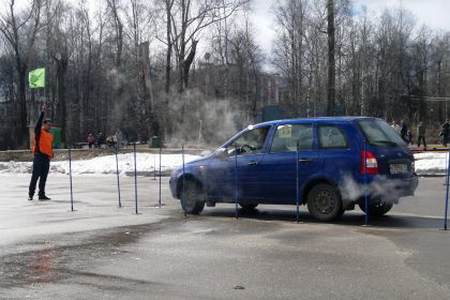Автомобилисты Сыктывкара показали мастерство вождения в Кировском парке Автомобилисты Сыктывкара показали мастерство вождения в Кировском парке