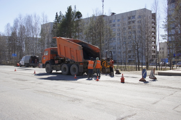 В столице Республики Коми начались первые работы по ремонту дорог В столице Республики Коми начались первые работы по ремонту дорог