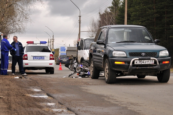 В Сыктывкаре пьяный мотоциклист врезался в иномарку В Сыктывкаре пьяный мотоциклист врезался в иномарку