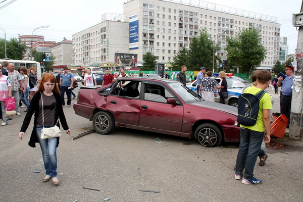 В Сыктывкаре водитель автомашины Деу Нексия совершил наезд на 4 пешеходов