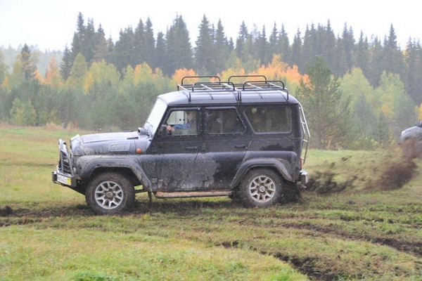 Ухтинские автомобилисты прокатили интернатовцев по бездорожью Ухтинские автомобилисты прокатили интернатовцев по бездорожью