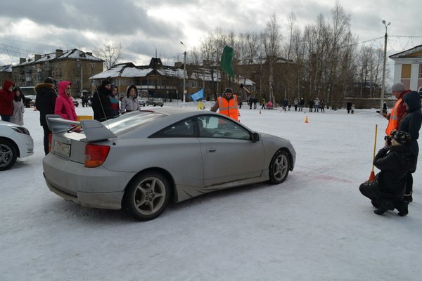 Сосногорские автоледи вырисовывали на площади цветочек