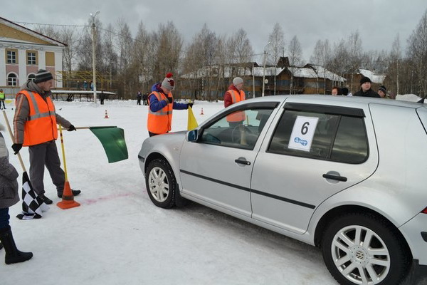Сосногорские автоледи вырисовывали на площади цветочек Сосногорские автоледи вырисовывали на площади цветочек