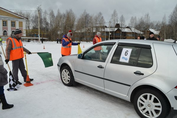 Сосногорские автоледи вырисовывали на площади цветочек