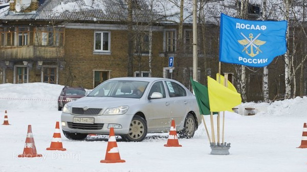 Сосногорские автоледи вырисовывали на площади цветочек