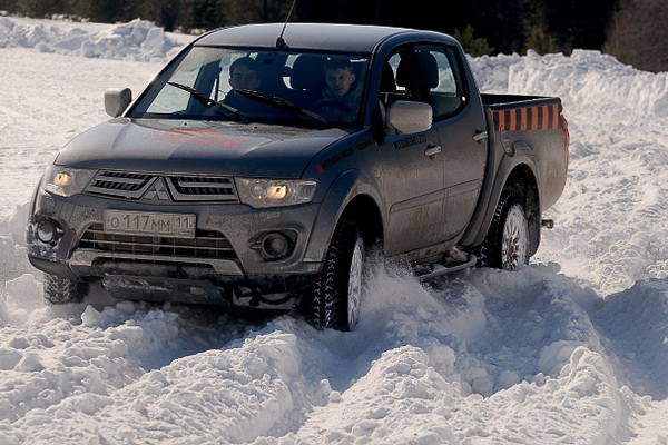На Зимней Ыбице тестировали внедорожники Mitsubishi На Зимней Ыбице тестировали внедорожники Mitsubishi