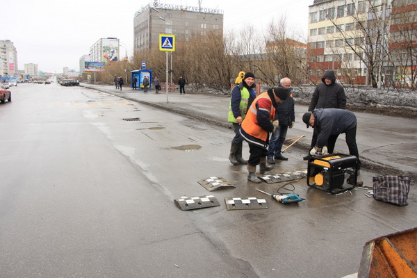 В Воркуте начались работы по обустройству искусственных неровностей В Воркуте начались работы по обустройству искусственных неровностей