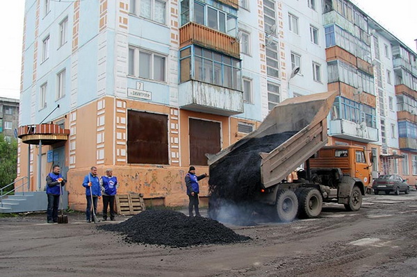 В Воркуте началось асфальтирование дворовых территорий