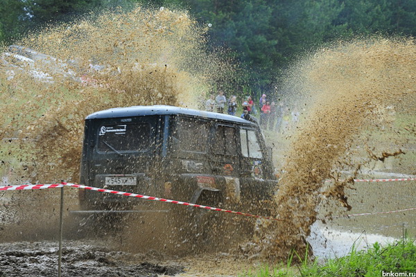 Внедорожники месили грязь на открытии сезона Внедорожники месили грязь на открытии сезона